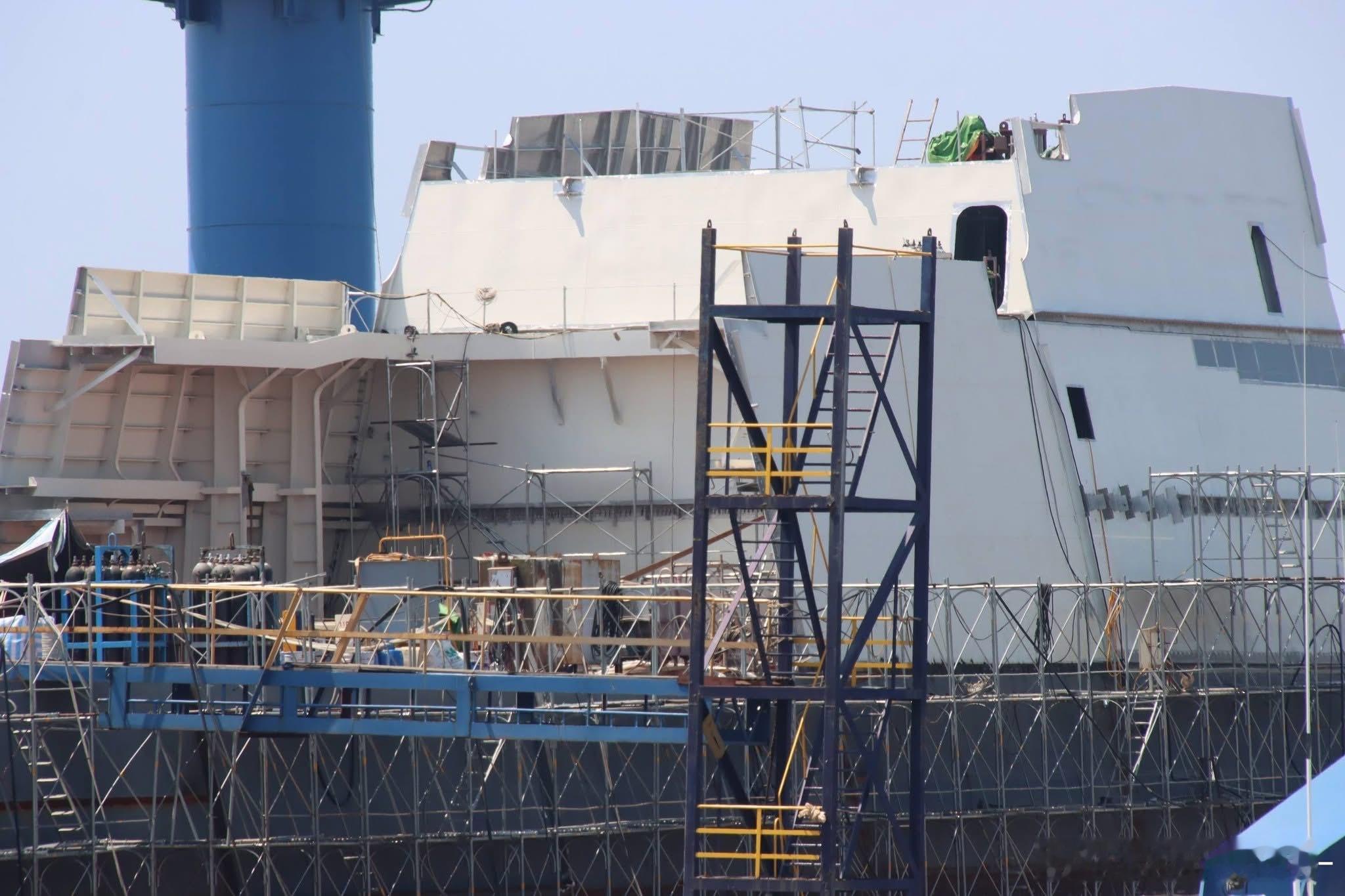 对岸的第一艘3500吨级轻型护卫舰正在高雄造船厂里逐渐成型中外舰闻武器装备兵器影