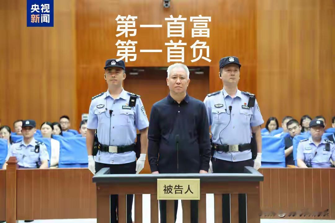 ＂印信浅红＂四个名人，不能代表这个时代与民众。
      许家印的白发，证明金