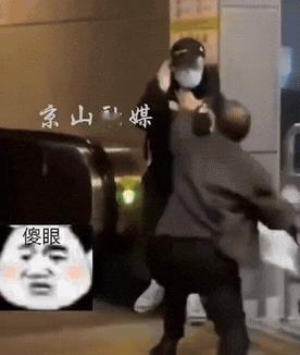 大叔在地铁站打架，刚开始输出挺猛，可当他把对方按在地上后却发现对方竟是个女生。