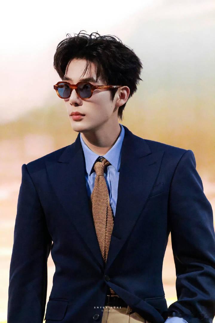 王安宇 Celine上海活动饭拍！是真的真的很帅！ 王安宇 高端的帅哥只需简单的