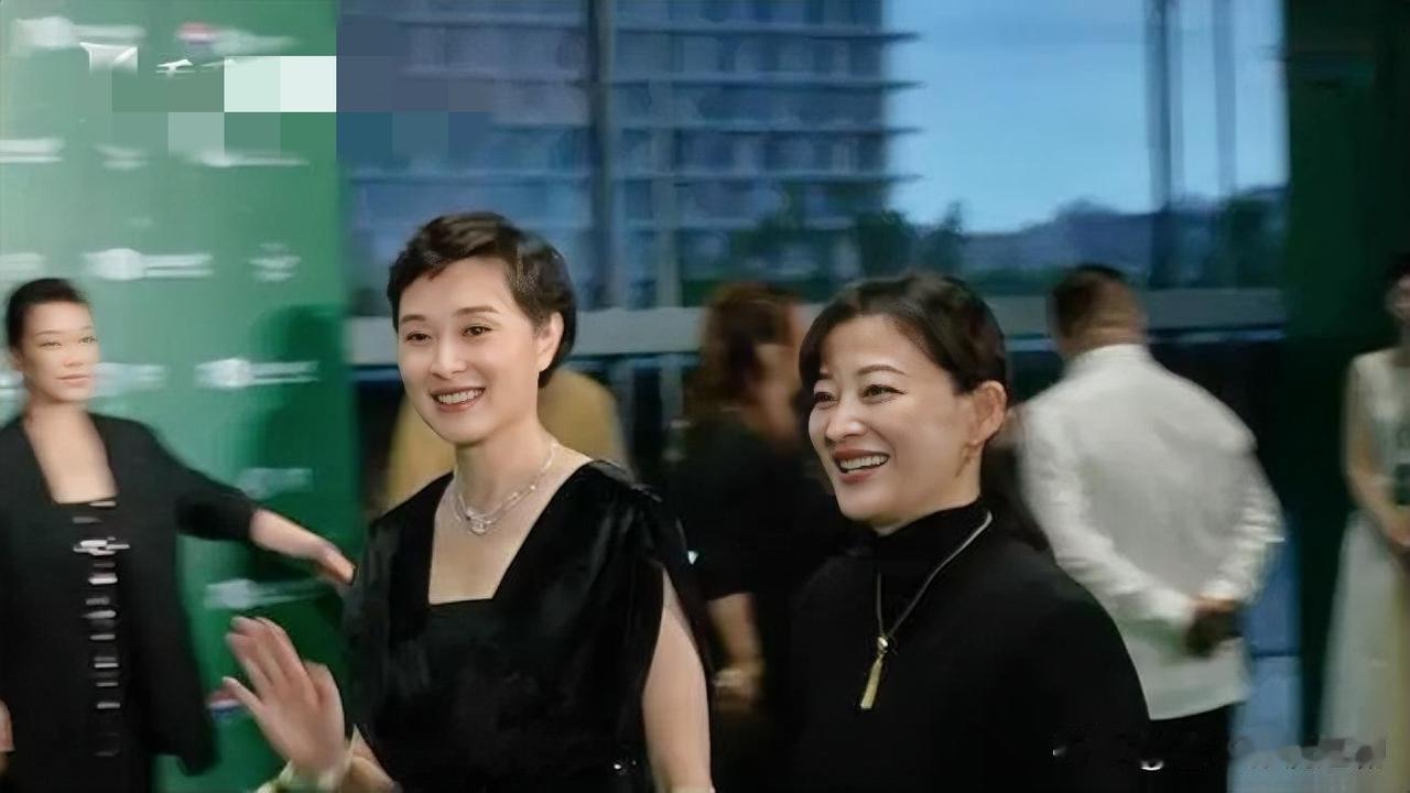 白玉兰颁奖礼后台的休息区飘着浅淡的栀子花香，吴越刚给梅婷递过半杯温的菊花茶，两人