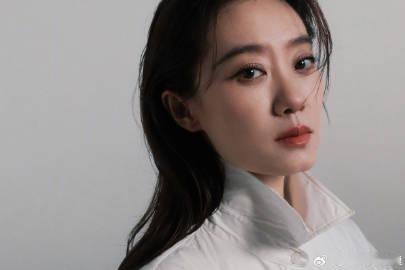 张小斐 可以坐评委腿上看电影吗 斐妈这组白衬衫大片质感绝了！简约白衬衫将慵懒松弛