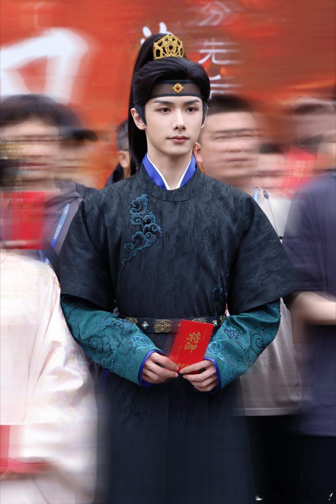 赵弈钦新剧《将卿》古装造型好绝，剑眉星目 气质出尘，之前在白日提灯里饰演的刀疤哥