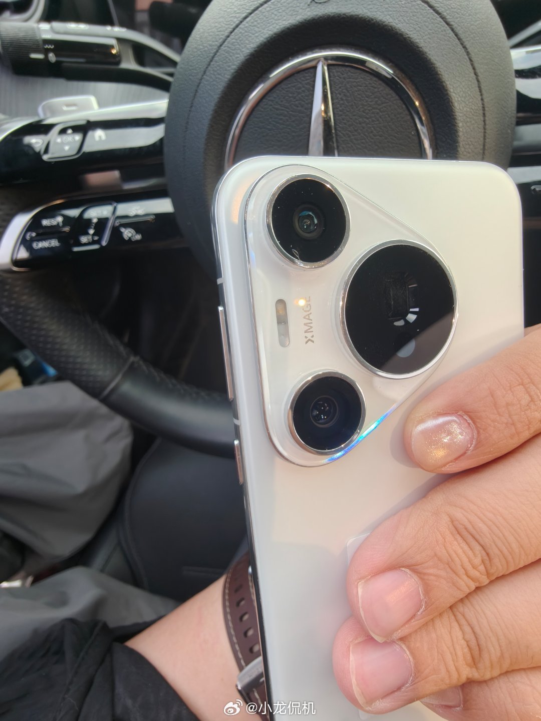 被小晴练手做了个猫眼指甲，这几天出门要小心了。不过该说不说跟pura 70pro