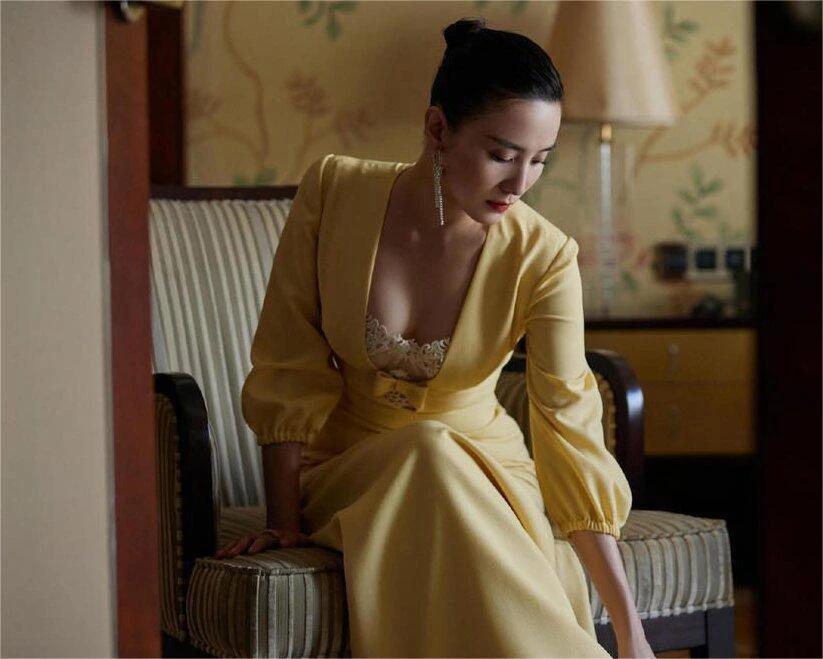 被宋佳惊艳到了，“内衣外穿法”精致醒目，性感又时髦，她身穿一条黄色深V连衣裙，极