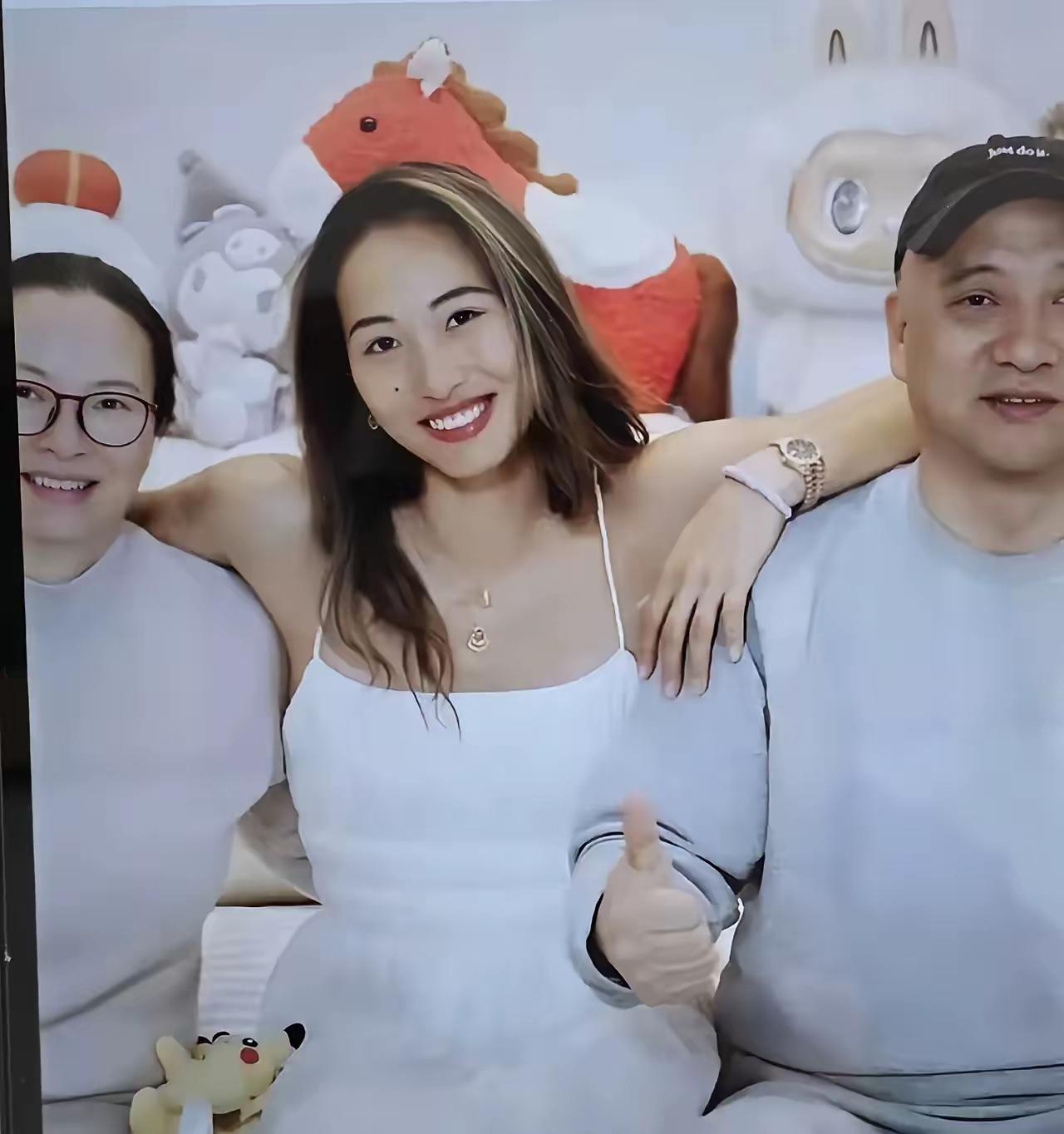 郑钦文一家人的全家福。

爸爸和妈妈坐在两侧，郑钦文坐在中间。

他们都露出欣喜