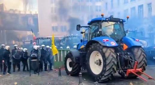 真的是全球印度化了，以前除了印度三哥还真没有听说谁开着拖拉机发起冲锋的。
   