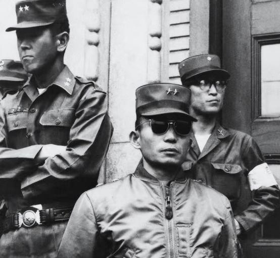 1966年朴正熙访问台湾，80岁高龄的蒋介石亲自到机场迎接，此时的朴正熙才49岁