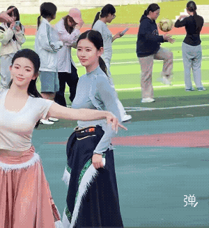 老师加入学生一起跳舞，画面真的很温馨!老师间默契度
