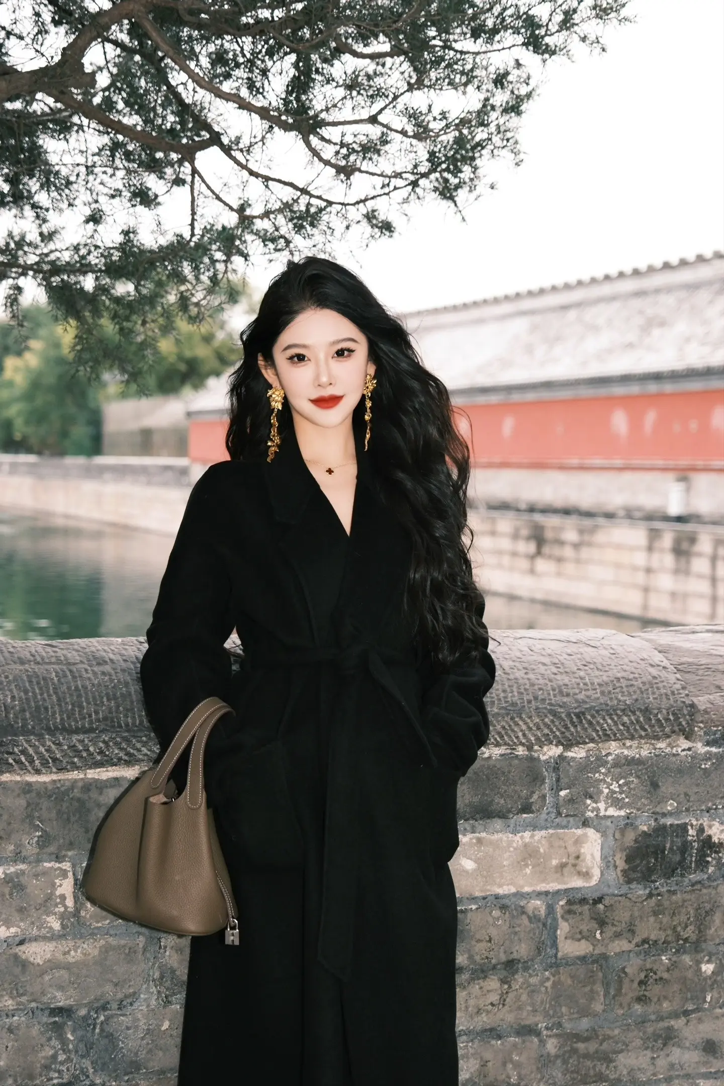 往事暗沉不可追 来日之路光明灿烂