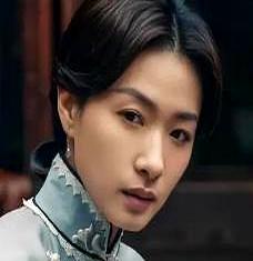 你相信吗？
有人从小被打到大，家里的规矩多到数不清，吃饭出声要挨训，晚回家一分钟