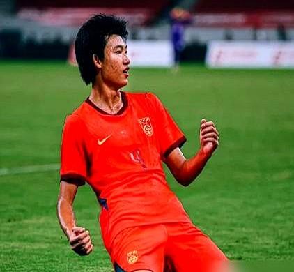 补时第97分钟皮球砸进网窝，阿森纳小将瘫坐在草皮上。中国U17把英超豪门踢懵了。