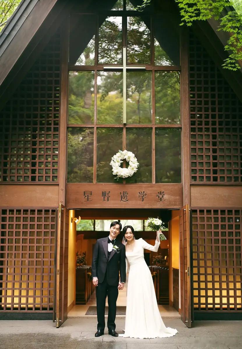 演员刘俊谦蔡思韵正式官宣结婚 两人对视眼神拉丝10月14日，演员刘俊谦蔡思韵正式