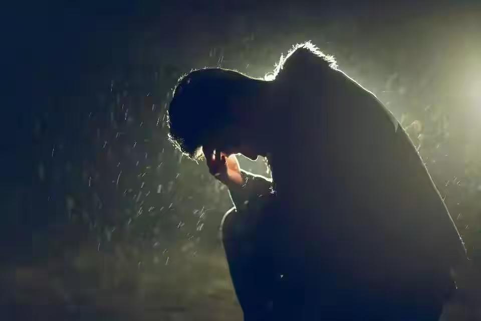 老婆加班晚归，我煮了碗面端给她，她拍照发闺蜜群说“这玩意喂狗都不吃”！

我老婆