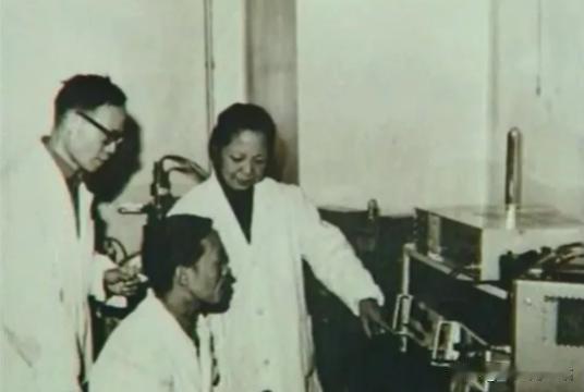 1957年，一名华人女子过美国海关时遭到海关拦截，随即海关就肆无忌惮地打开了她的