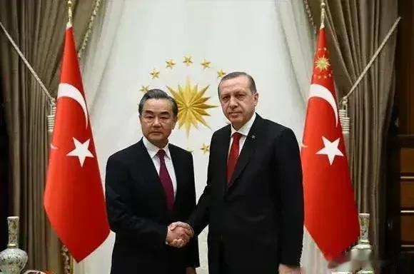 会场没有悬挂中国国旗! 王毅外长在土耳其会见了埃尔多安，但在会见现场没看到中国国