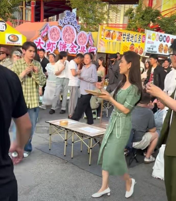 今天黄圣依现身北京月亮河小镇，她这次搭配了一件绿色的裙子，整个人显得好年轻。
