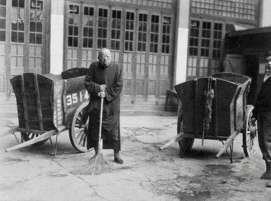 1951年初，陈毅担任上海市长，他让人给黄金荣递去一把扫帚，让他在大世界门前清扫