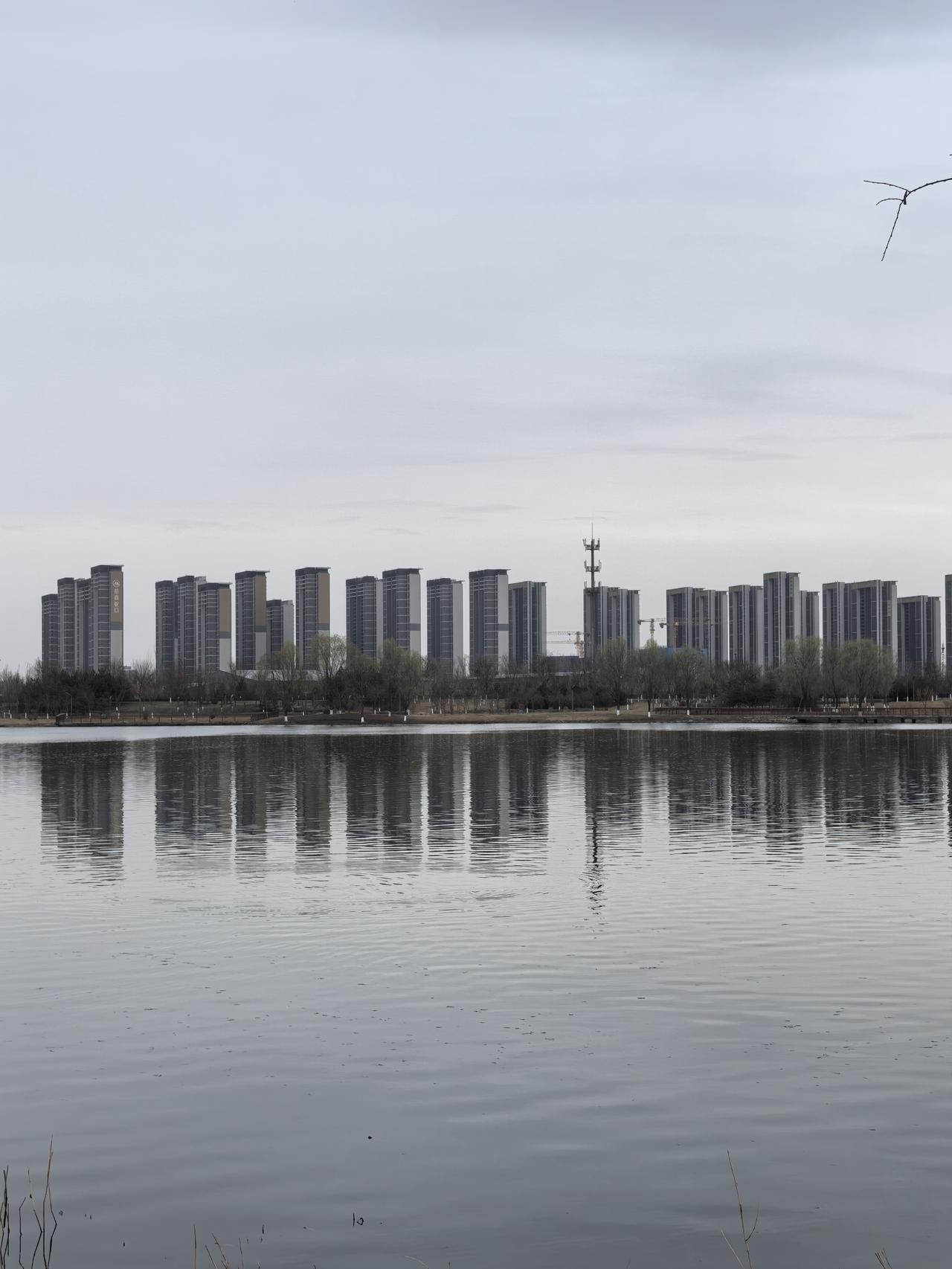 湖光潋滟映高楼，烟波浩渺入画来。