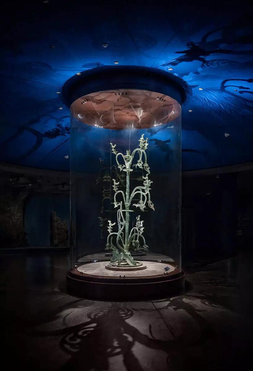 传说中的青铜神树有什么神奋之处。三星堆的青铜神树太绝了！1986 年在四川广汉三