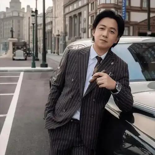 51岁的潘粤明低调再婚，这一消息让不少人感慨。人到中年，历经生活的起起落落、感情