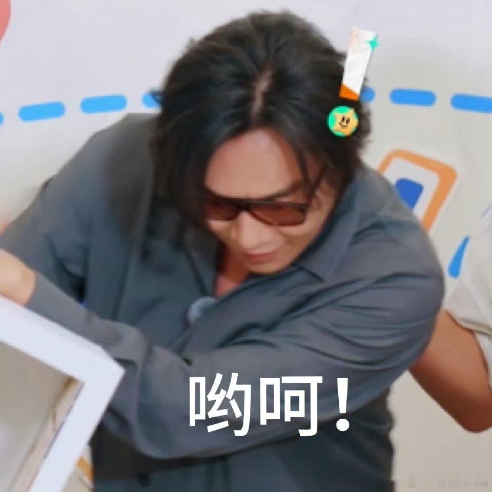 恩利躲桌底吓秦昊，继父子变“好兄弟”，12年相处模式甜度超标还超搞笑！ 感觉这样