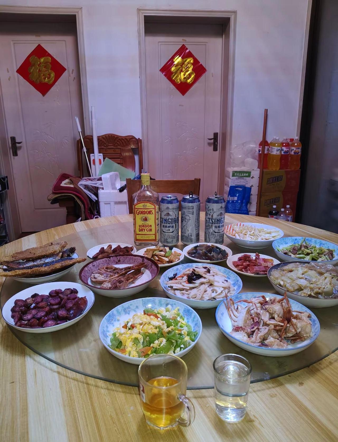 《独酌有感》冬深岁晚，霜冷风寒。拥炉夜话，独饮春秋。匆忙之间，银杏负秋，西风迷路