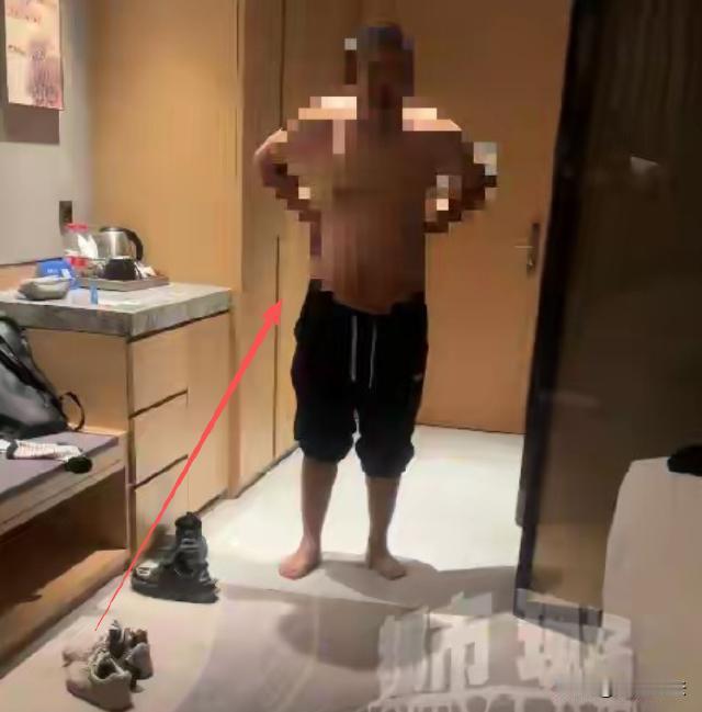 江苏苏州，孙先生带妻子入住某知名酒店，半夜12点多，妻子被惊醒，发现房间里竟闯入