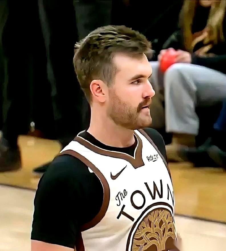 12投7中。
你以为是哪个全明星的数据？不，这是一个之前在勇士快把板凳坐穿的人。