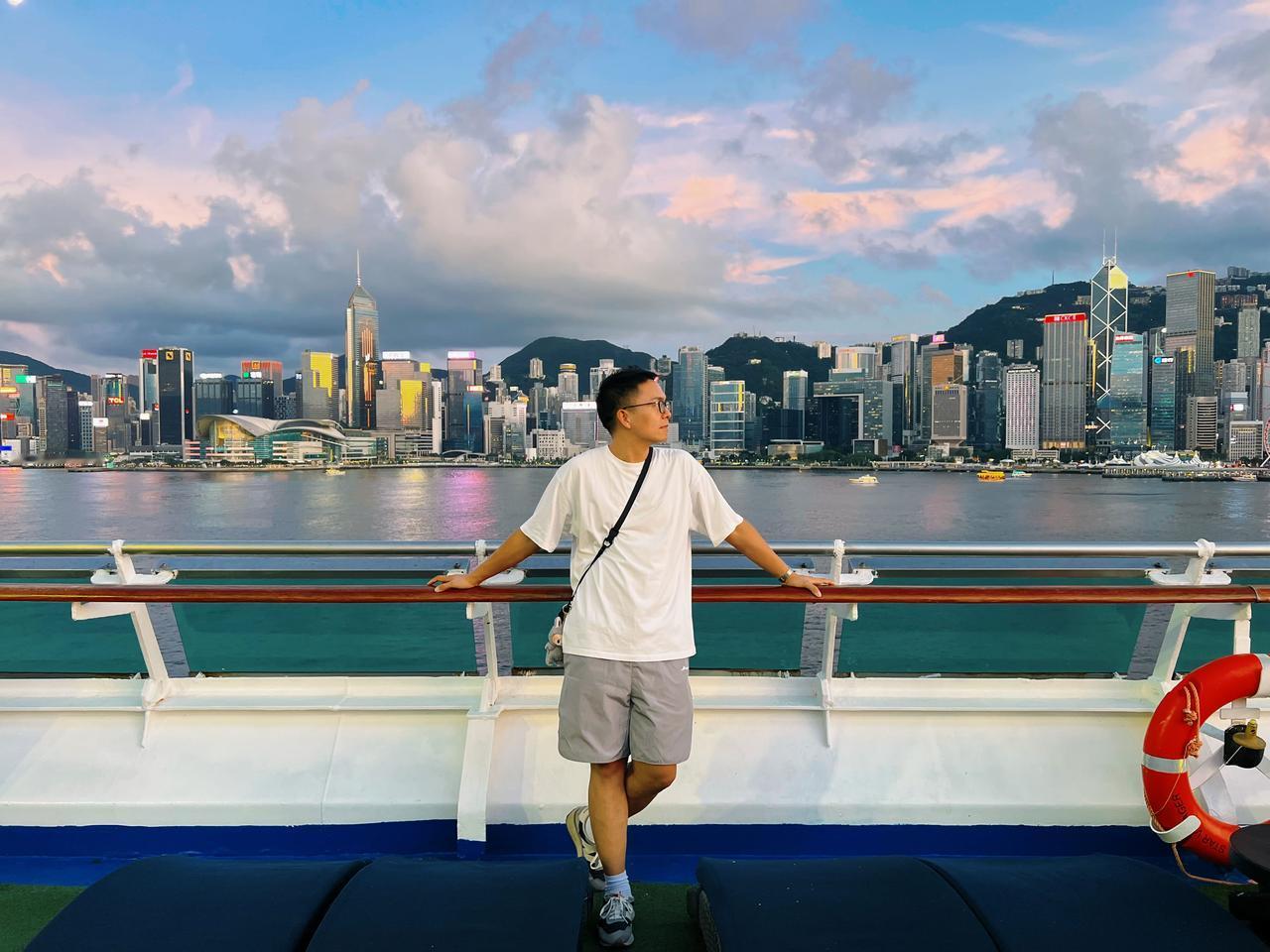 丽星邮轮领航星号香港维多利亚港出发ing，在我身上找个小亮点。。[奸笑][奸笑]
