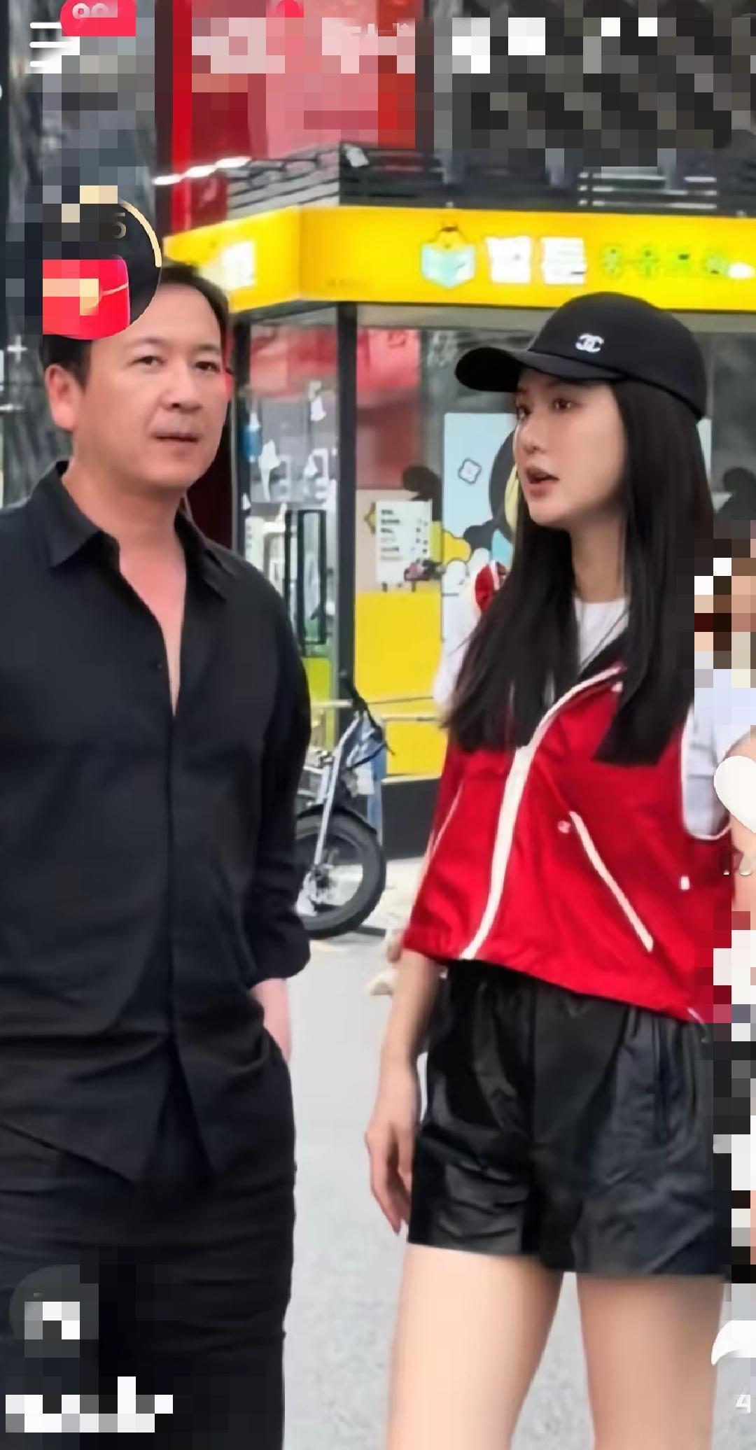 近日，赖文峰带着老妈和楚玲韩国旅游，一家人整整齐齐幸福到爆！

从流出的照片可以