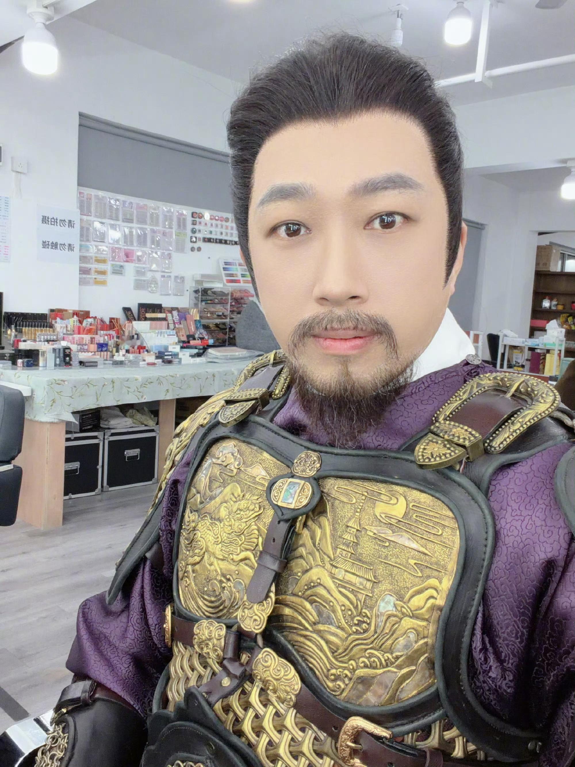 金吾不禁于正造型，贴胡子了 