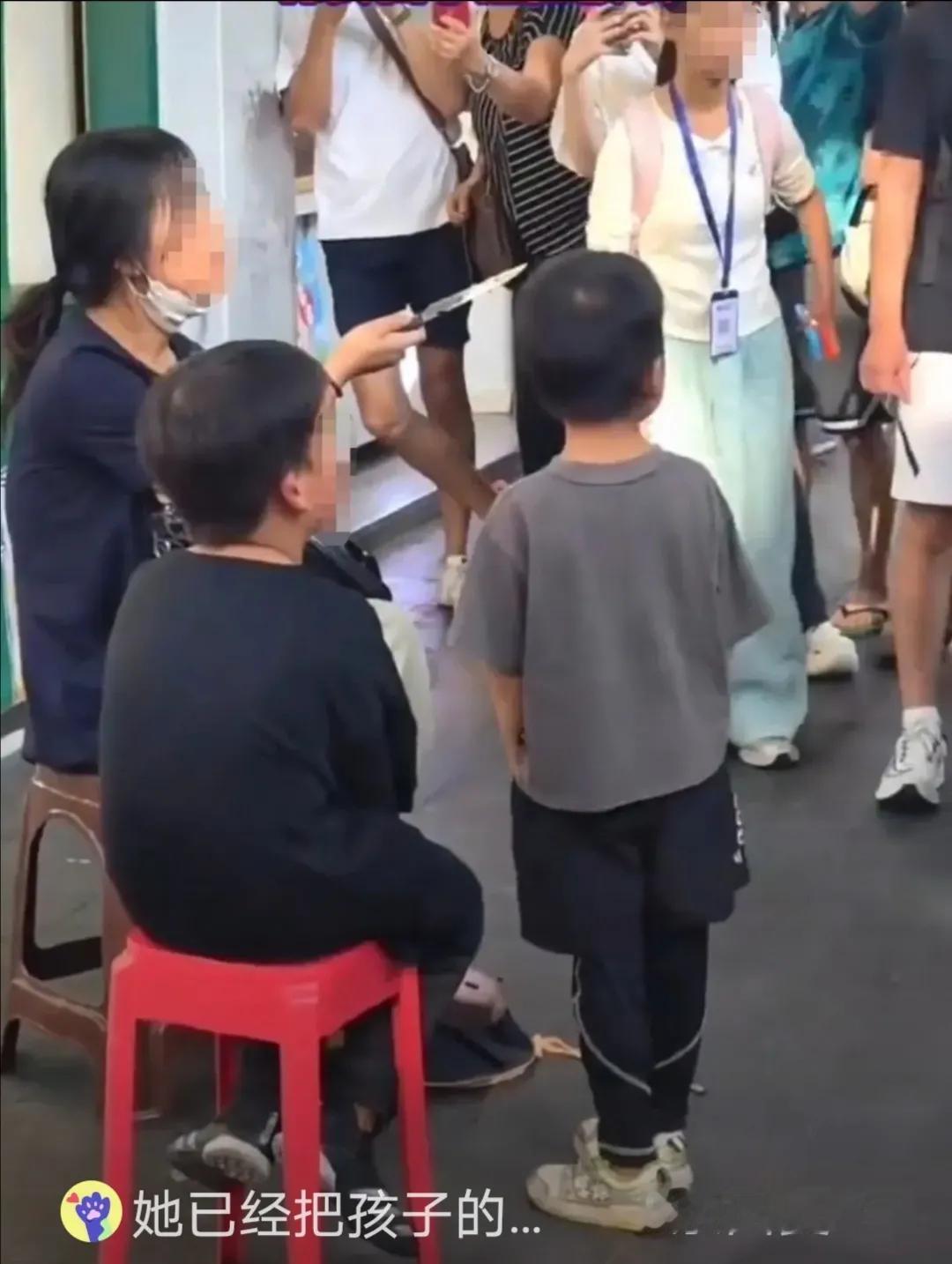 《惯子如杀子：广州惊现离谱护犊事件，警钟敲响！》
 
常言说得好：“惯子如杀子。