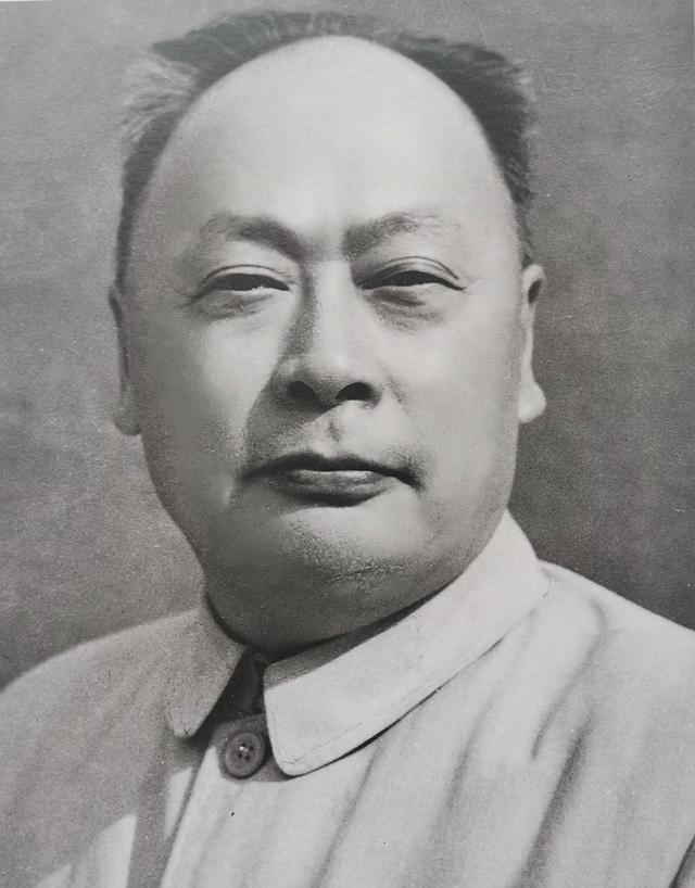 1960年，陈毅访问阿富汗归来，在新疆伊犁停留，在机场接见了苏联驻伊利领事，然后