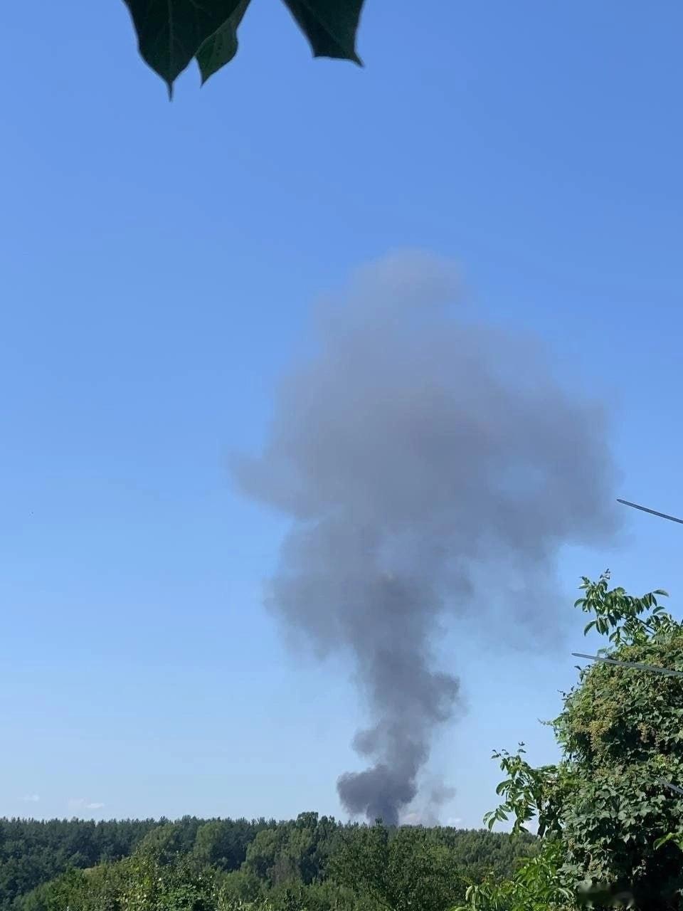 哈尔科夫地区爆炸哈尔科夫地区遭到俄军喷气型天竺葵-4自杀式无人机袭击现场升起烟雾