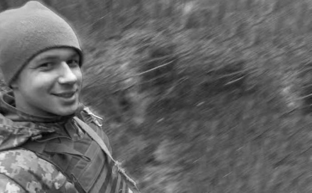 俄乌战争乌克兰第一个英雄称号获得者，这名乌军士兵确实是很有胆色，在俄军大批装甲集