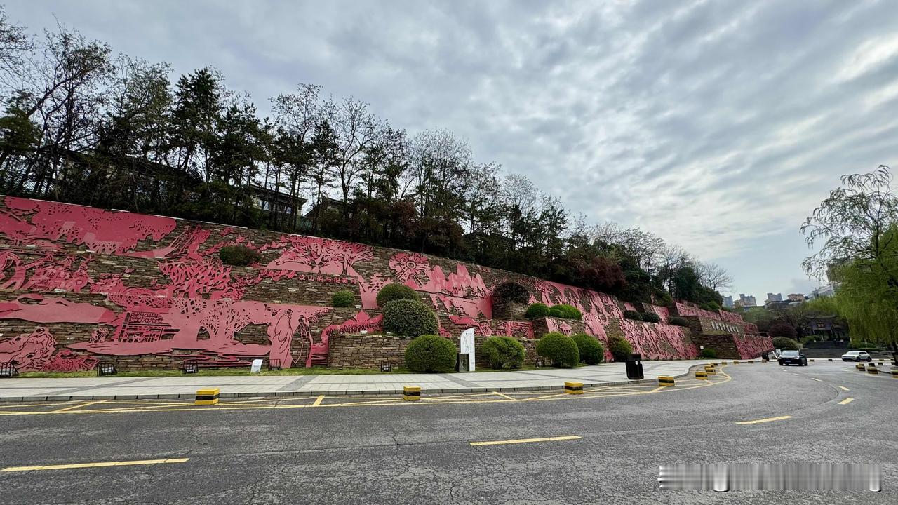 今天又一次来到曲江池遗址公园，到处都是绿油油的，湖水清澈，花儿也开了，有红色的海