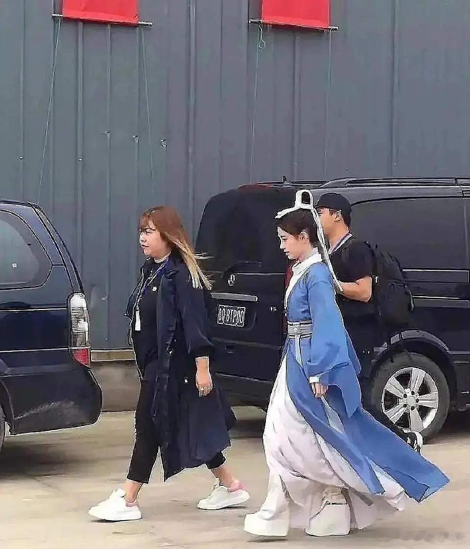 鞠婧祎有一米五吗？穿这么厚的鞋还没有旁边助理高