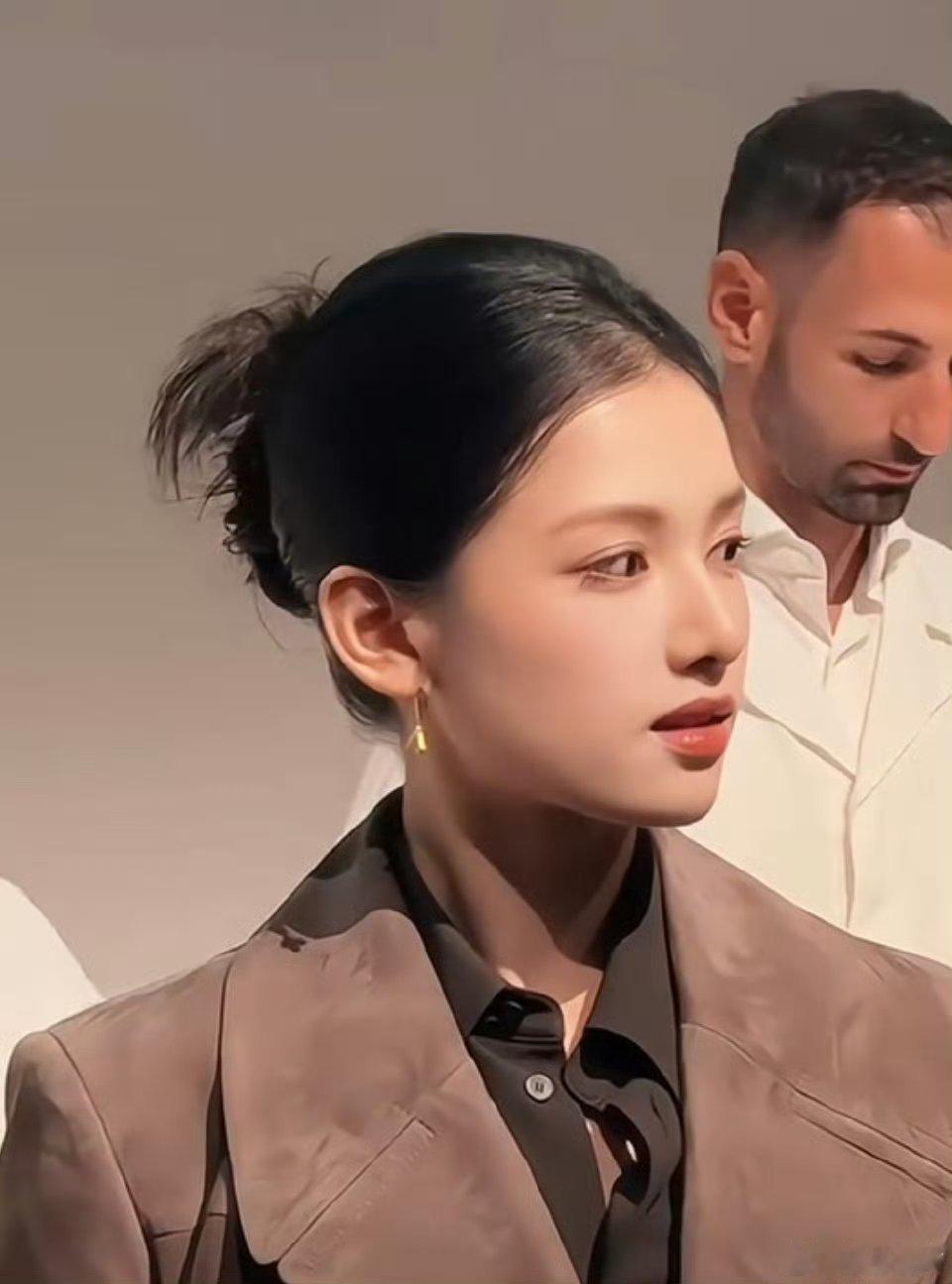 看到张婧仪就完全懂为什么摄影师笑得那么开心了，为国争光的权威美貌[作揖] ​​​
