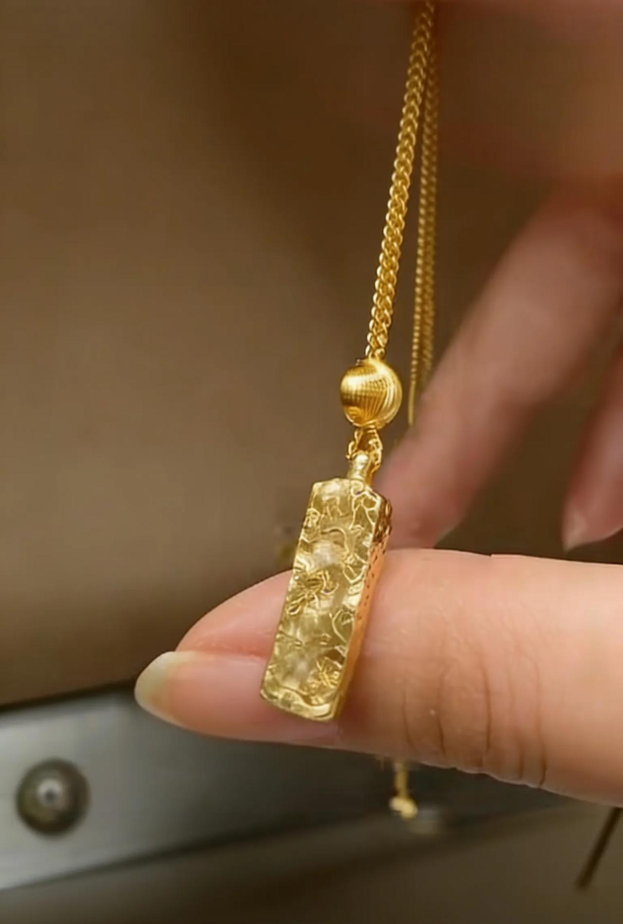 妈妈把装黄金袋子放茶几，女儿误当垃圾扔了，还能找回吗？
 2月27日清晨，广东佛