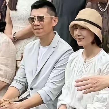 演员袁泉夏雨夫妻合体参加友人婚礼，两人身穿浅色衣服，在婚礼现场浅笑着祝福新人，和