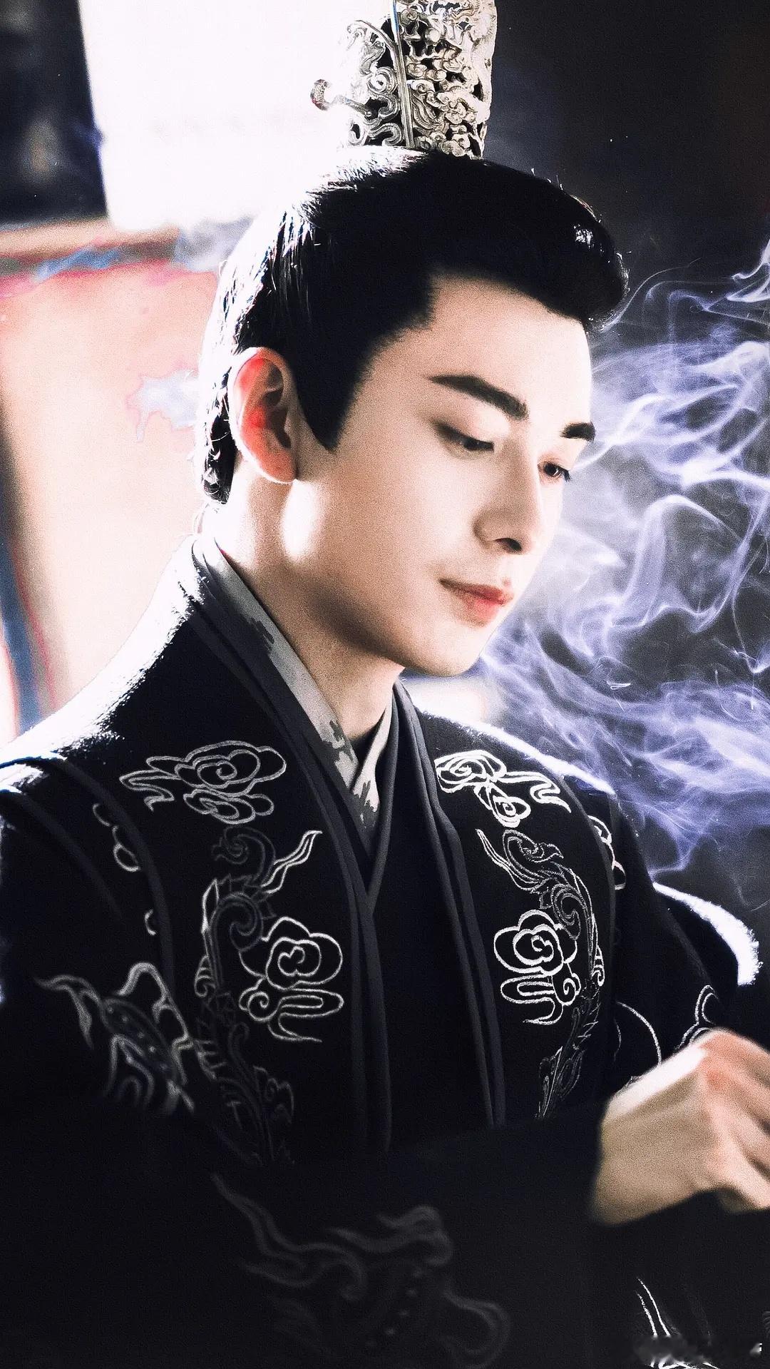 论古偶男神，陈星旭绝对有一席之地。颜值演技兼备，权谋戏极具层次感，表演自然不油腻