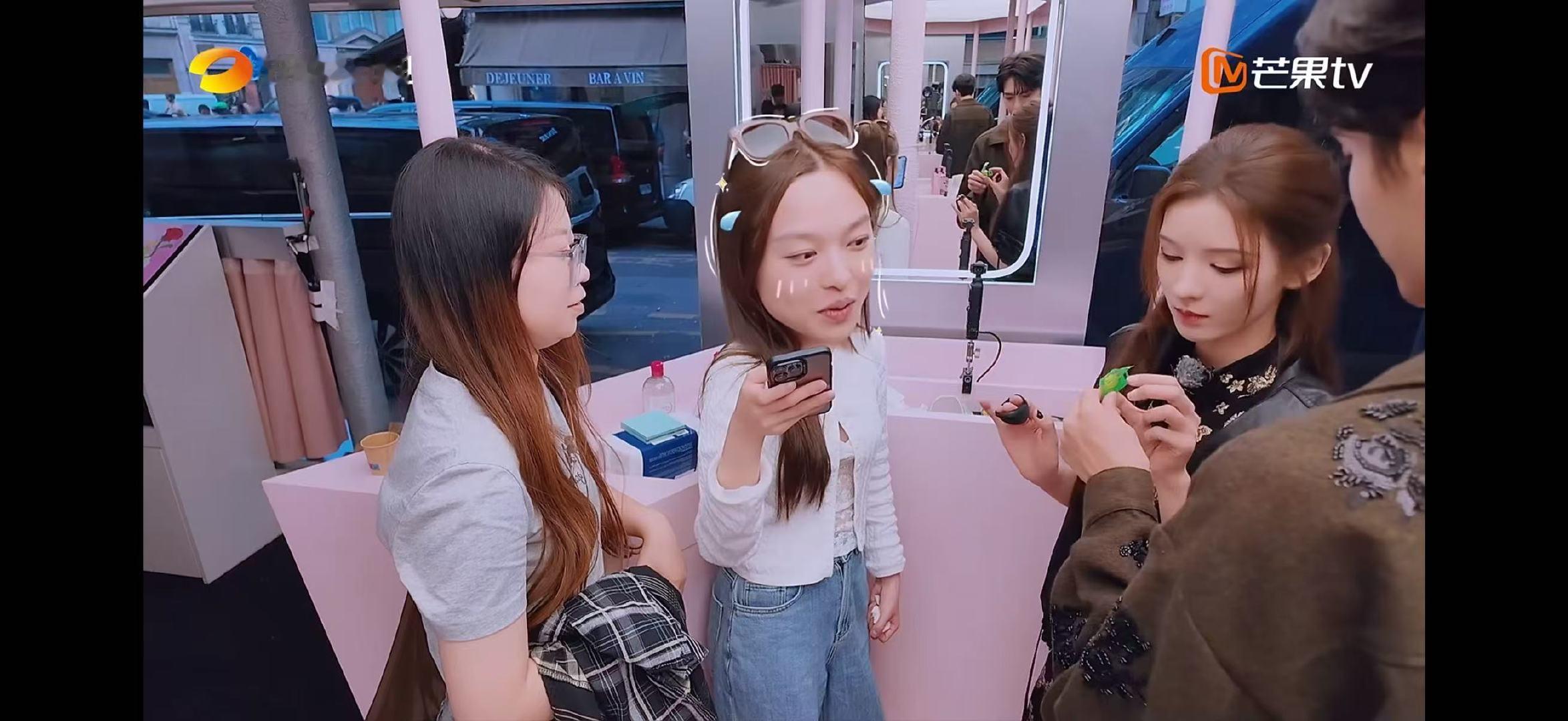 张予曦毕雯珺合伙人海报站位合伙人合伙人全新启程，张予曦毕雯珺分站海报两端，各自闪