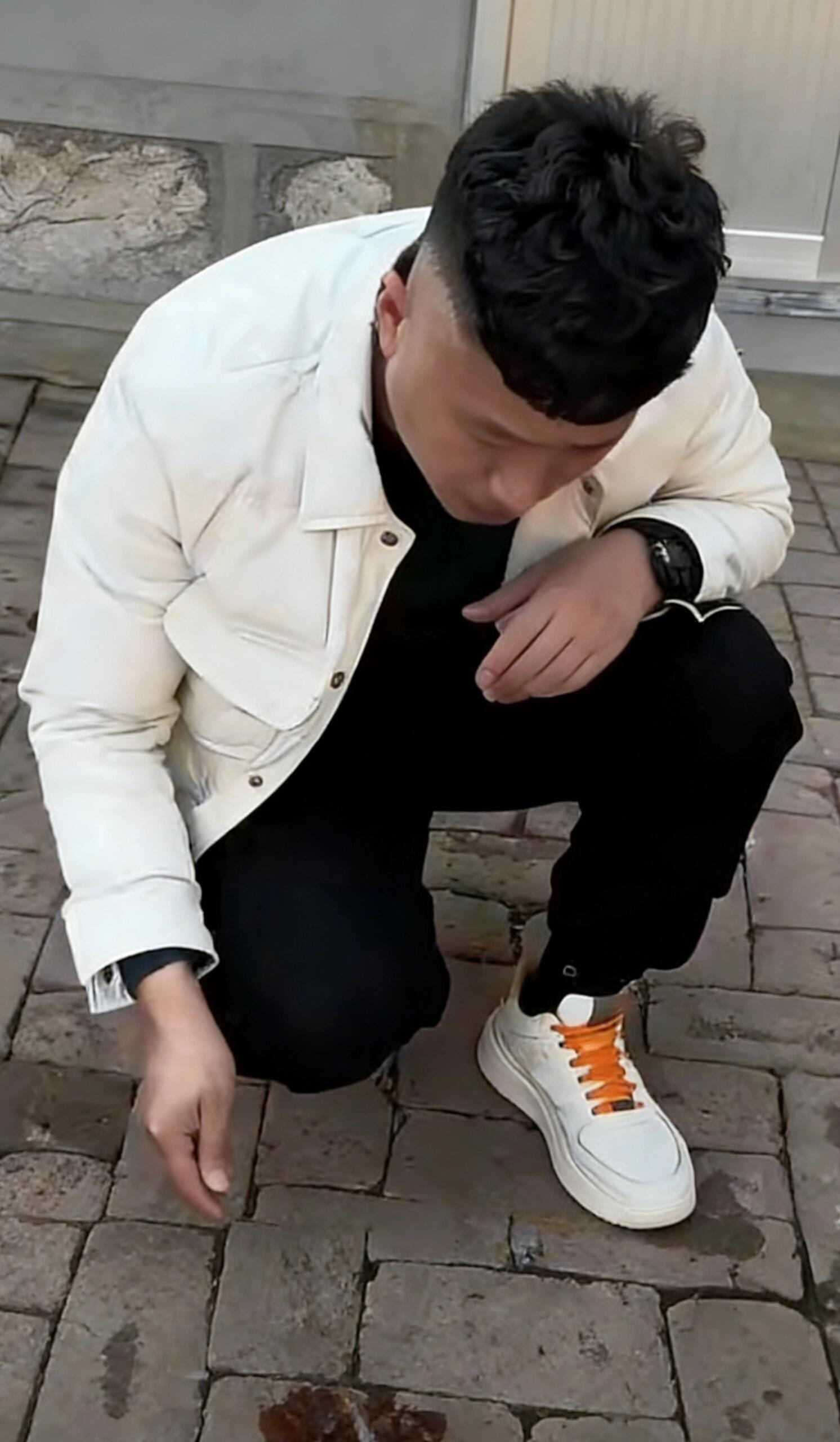 听说全国女婿到丈母娘家都这样全国女婿上门统一操作：双手插兜，四处晃悠，眼神游离，