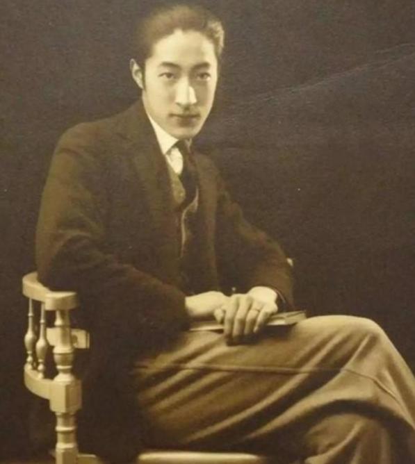 1962年，一位嘴唇、脸庞紫得发黑，头发全白、牙齿掉光，瘦到脱相的老人，在上海监