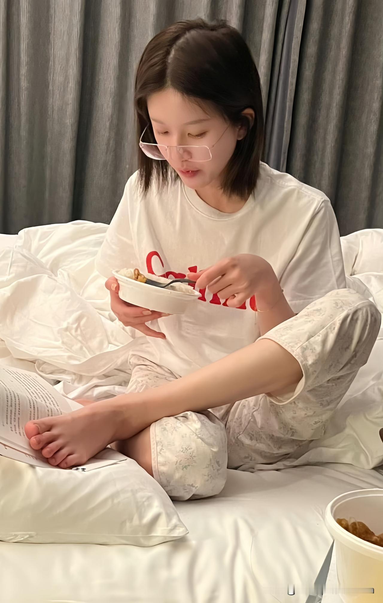 赵露思坐床上，吃饭看书，真自在！