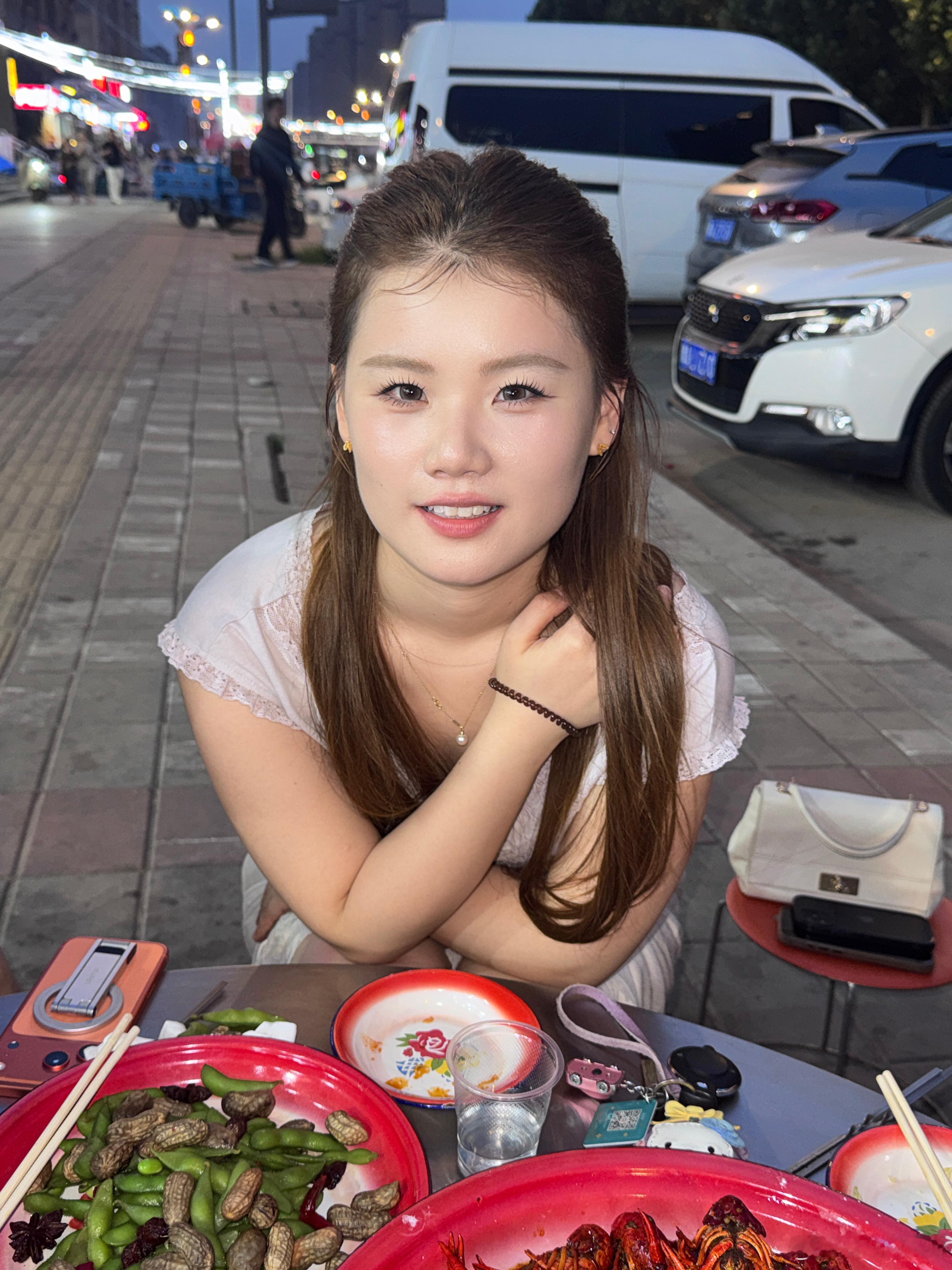 减肥计划搁浅，今天晚上又是一场美美进食😀明天起来还要去吃昊来了寿司🍣烦恼（开