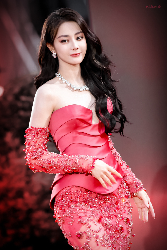 迪丽热巴获最佳电视剧女演员  美神迪丽热巴亮相中国影视之夜 身着 2026 春夏