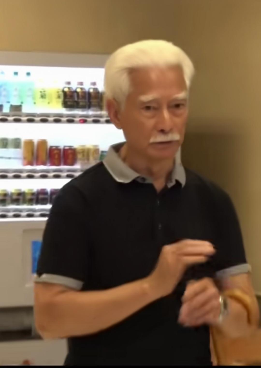 白发苍苍，岁月如歌。应该快80岁了吧，精神不错 演过许多经典，说出一位角色。还认