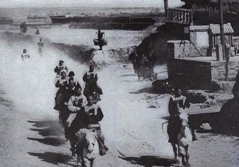 1944年，匪首宋殿元带着手下来到一个小村庄，见到有个妇人颇具姿色，命手下拉到房